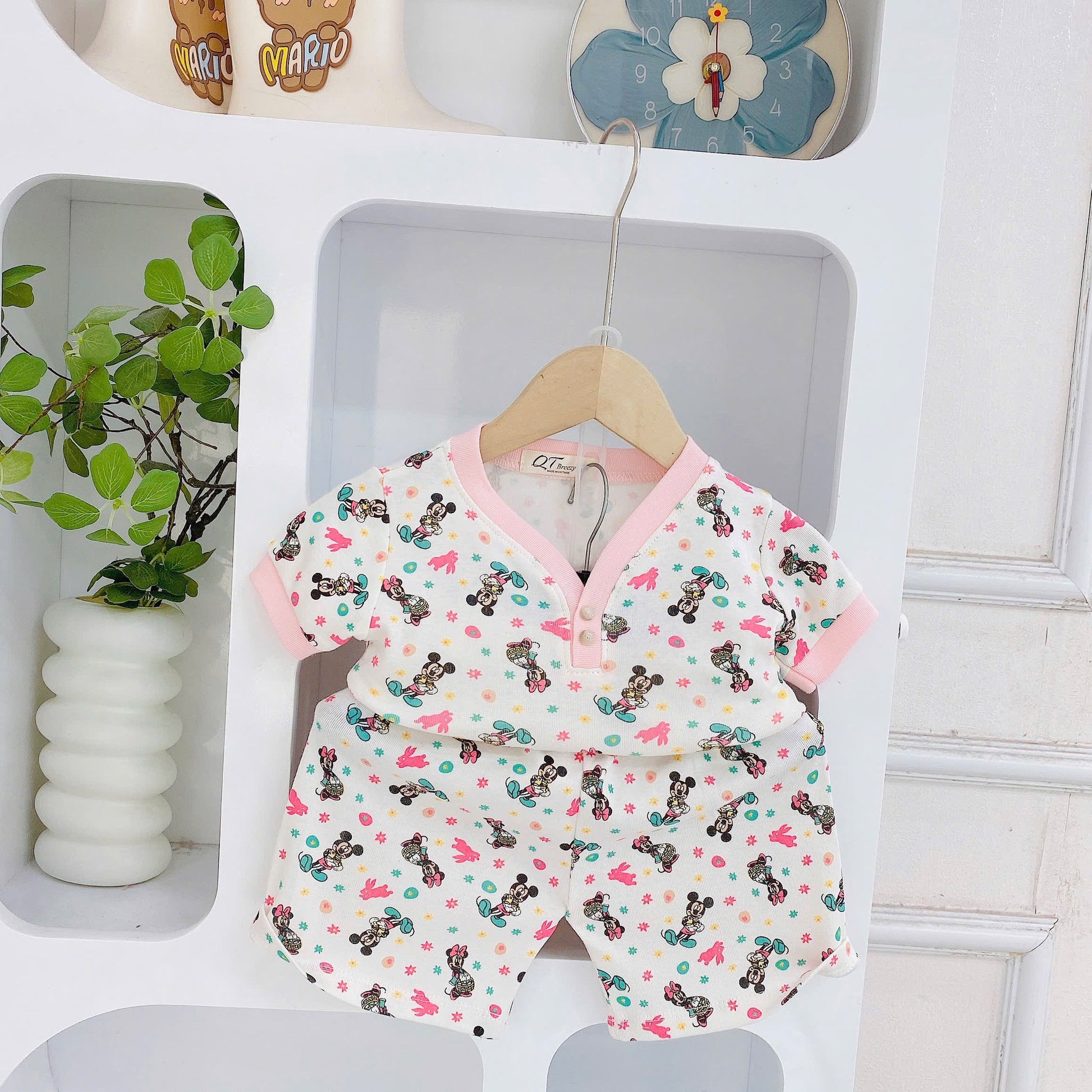 QT Breezy Playset With Button Details