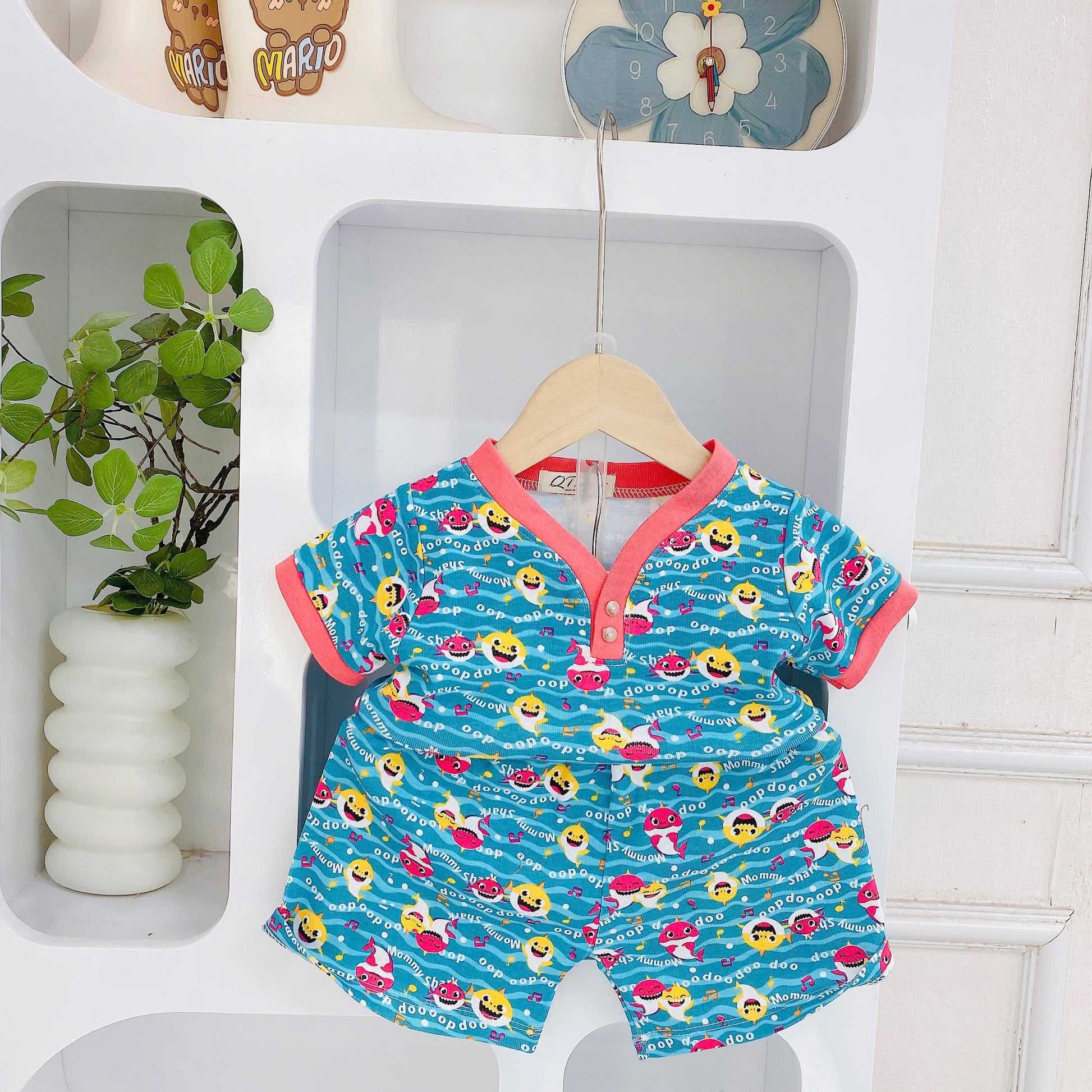 QT Breezy Playset With Button Details