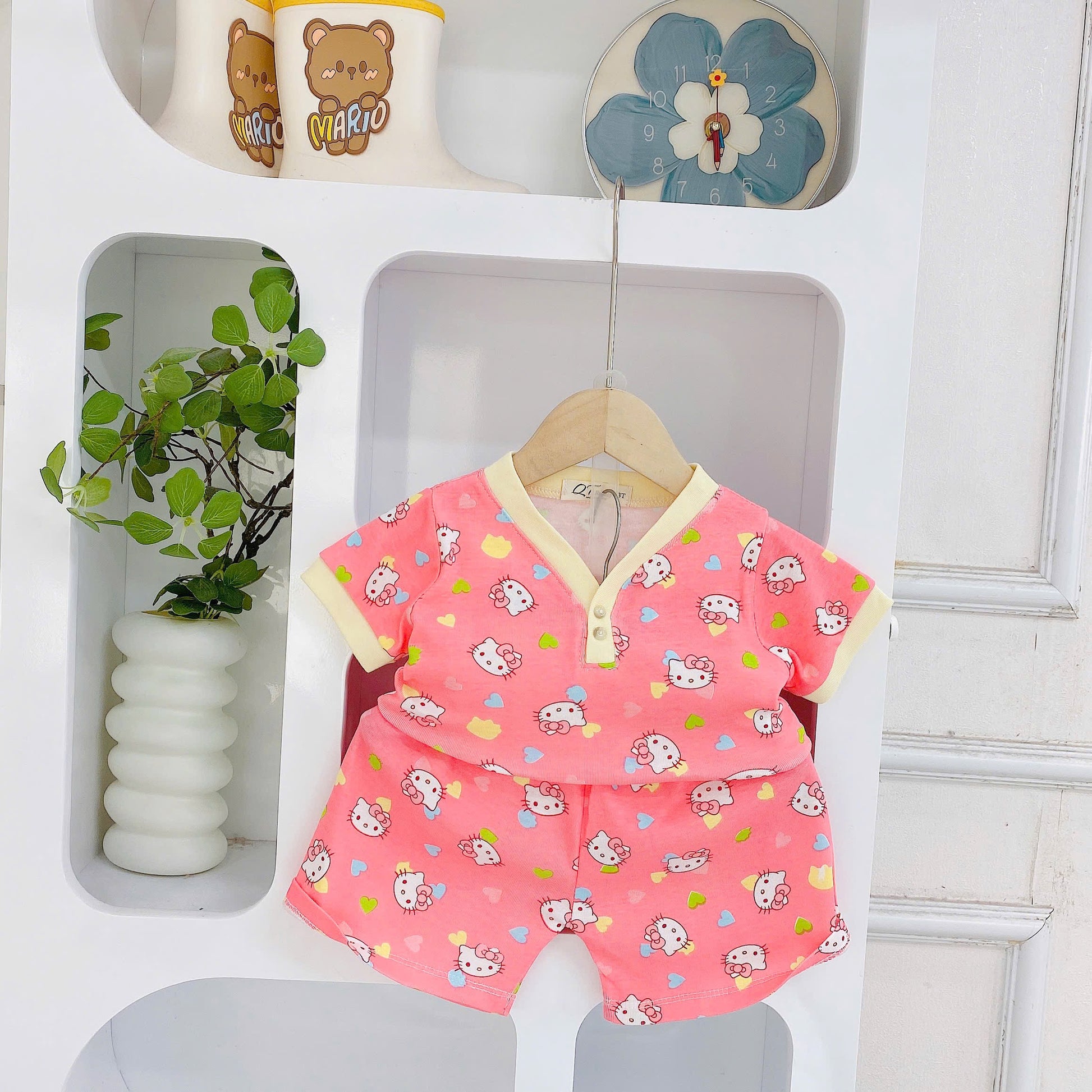 QT Breezy Playset With Button Details